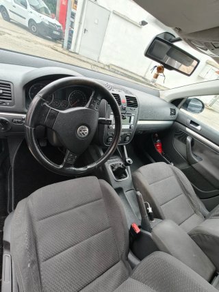 Volkswagen Jetta 2006 2.300 € . Ruedas nuevas