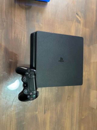 PS4 (PlayStation 4) Negra con Mando