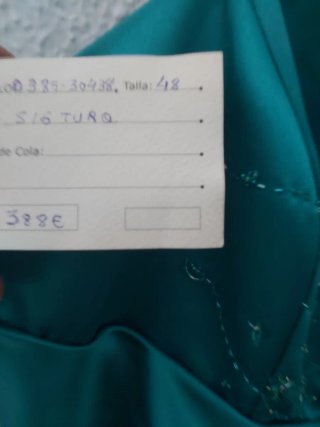 Vestido de fiesta rosa con pedrería.
