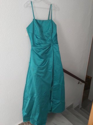 Vestido de fiesta rosa con pedrería.