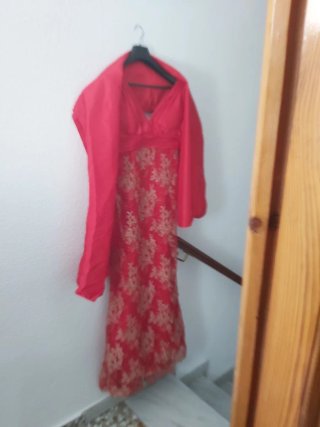 Vestido de fiesta rosa con pedrería.