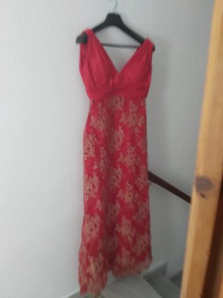 Vestido de fiesta rosa con pedrería.
