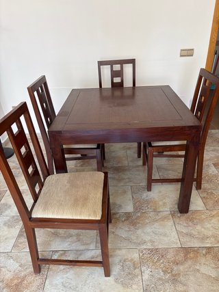 Mesa de comedor con 4 sillas.