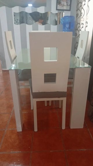 Mesa y 4 Sillas Blancas están en Chiclana me urge
