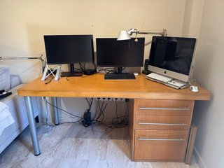 Scrivania in legno con cassetti inclusi