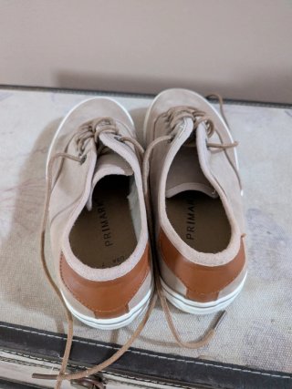 Zapatos casuales beige y café