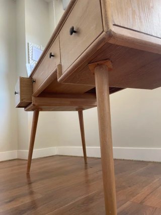 Scrivania in legno con cassetti