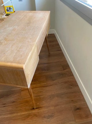 Scrivania in legno con cassetti