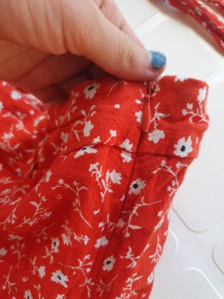 Falda Zara roja flores blancas Talla S