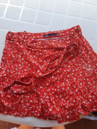 Falda Zara roja flores blancas Talla S