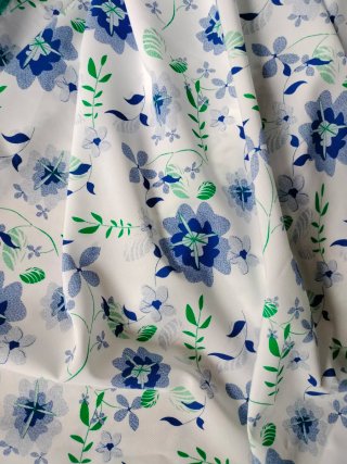 Tessuto bianco con fiori blu