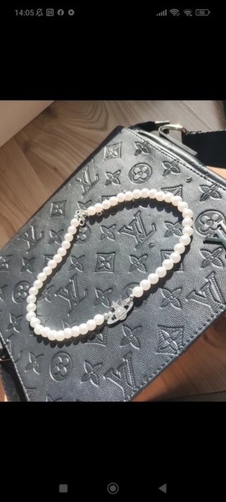 Collar de perlas con colgante plateado