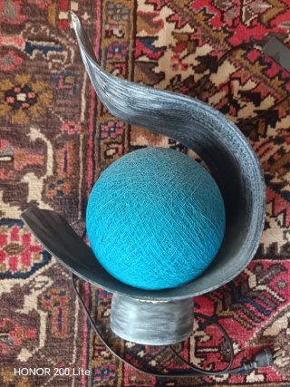Lampada sfera tessuto blu e base grigia