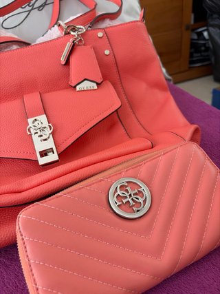 Bolso y monedero Guess a juego