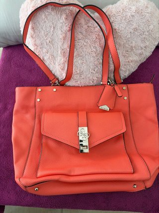 Bolso y monedero Guess a juego