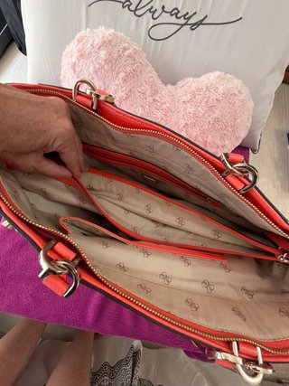 Bolso y monedero Guess a juego