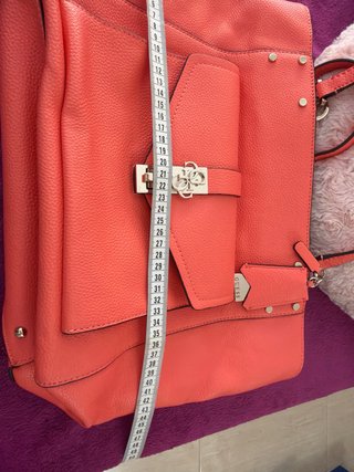 Bolso y monedero Guess a juego