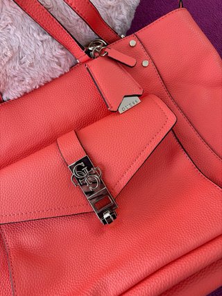 Bolso y monedero Guess a juego