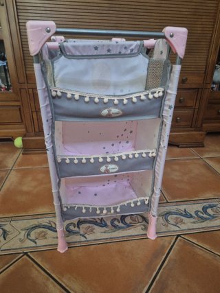 Cuna de bebé rosa con estrellas