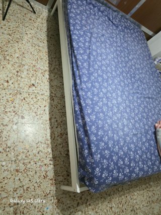 Armario de madera  ,cama ikea de 135x1.90