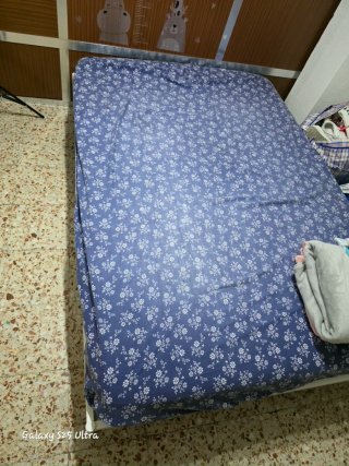 Armario de madera  ,cama ikea de 135x1.90