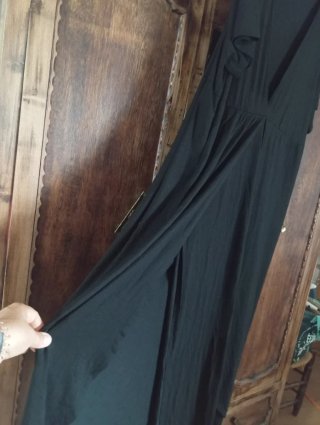 Vestido negro escote pico
