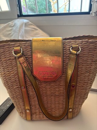 Conjunto Bolso y Mules Guess Dorado. Preciosas.