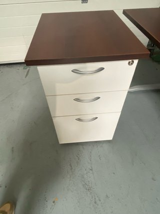 Escritorio grande con cajonera