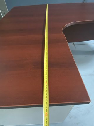 Escritorio grande con cajonera