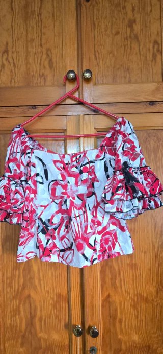 Blusa Rociera Estampada en rojo y negro