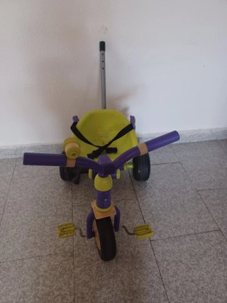 Triciclo infantil morado y amarillo