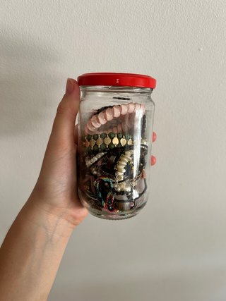 Tarro con bisutería variada