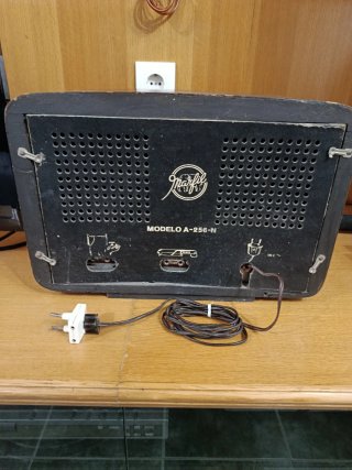 Radio Vintage.  Marfil  A 256 N