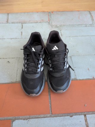 Zapatillas Adidas Negras y Grises
