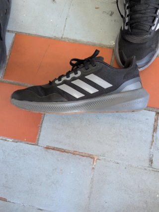 Zapatillas Adidas Negras y Grises