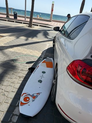 Tabla de surf blanca con pegatinas
