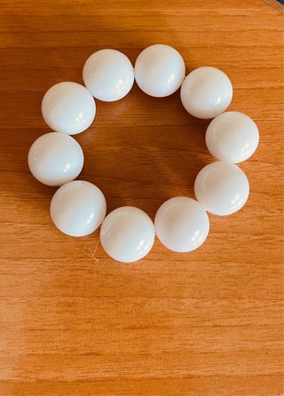Pulsera de bolas blancas
