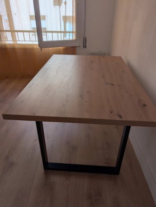 Mesa de salón de madera