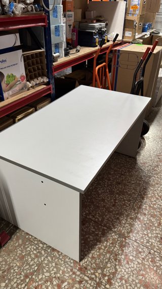 Mesa de escritorio gris