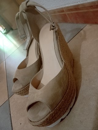 Sandalias cuña beige con abalorios