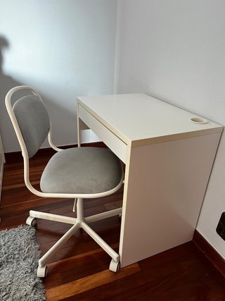 Escritorio y silla Ikea blanco y gris