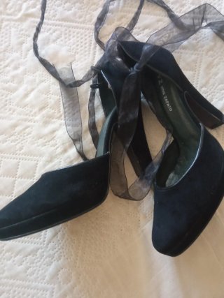 Tacones de piel ante negro