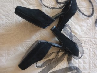 Tacones de piel ante negro