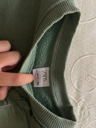 Sudadera verde con detalle fruncido