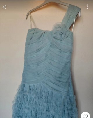 Vestido de fiesta azul con volantes