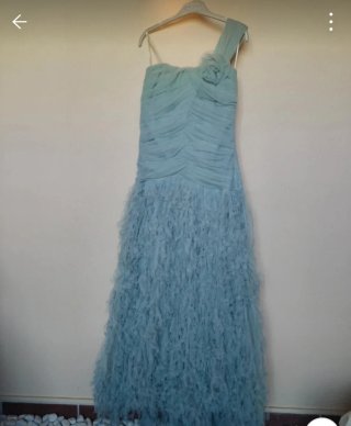 Vestido de fiesta azul con volantes