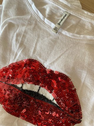 Camiseta con labios de lentejuelas