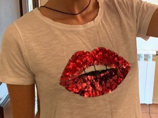 Camiseta con labios de lentejuelas