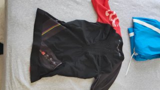 Camiseta Compressport Negra y Roja
