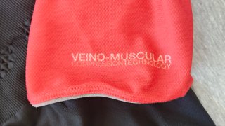 Camiseta Compressport Negra y Roja